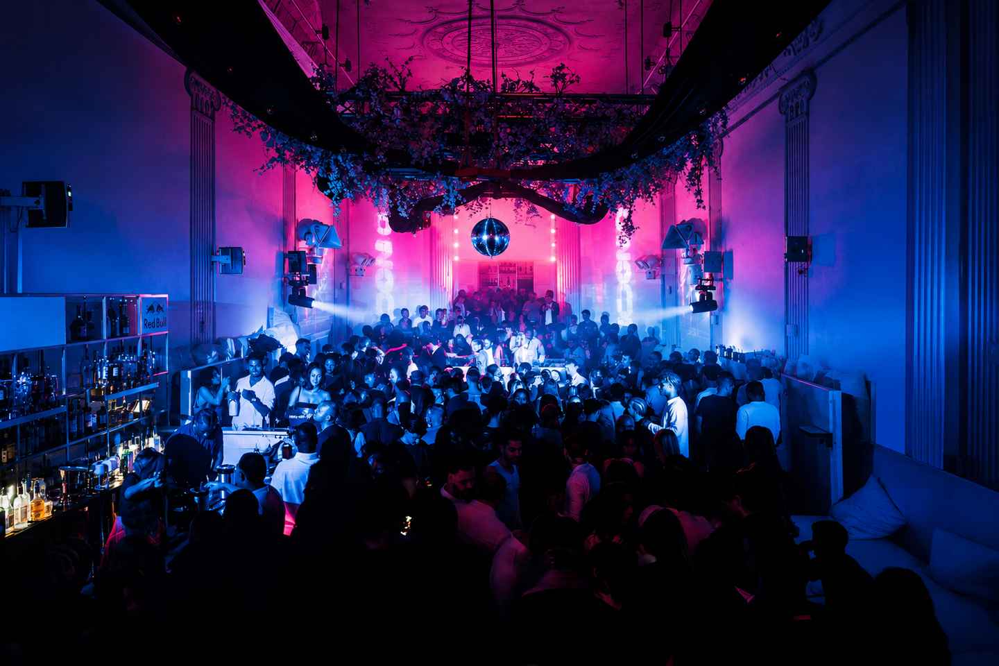 Amsterdam: Iconic Nightclub Entry Ticket + unlimited drinks - Entrance after 1am, party till 4am