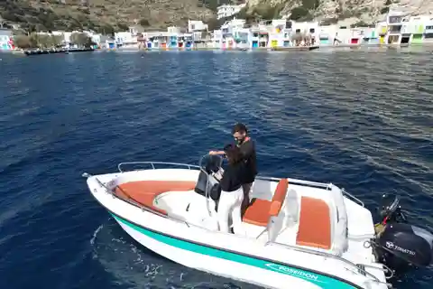 Desde Milos: Alquila un barco a Kleftiko (no se necesita licencia)