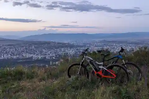 Mountain bike elettrica nei dintorni di Tbilisi