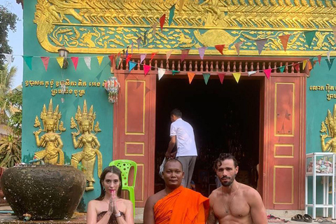 Benedizione buddista dell&#039;acqua e mercato locale a Siem Reap