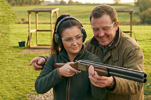 Manchester: Clay Pigeon Shooting Experience 100 Bird round with guide