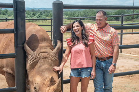 Fredericksburg: Longneck Manor Giraffe & Rhino Encounter