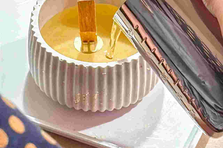 Leipzig: Scented Candle Workshop with Snacks and Drinks