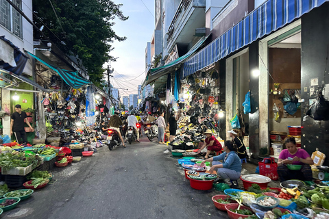 Da Nang: Tour gastronomico serale in motocicletta