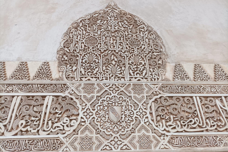 Granada: Alhambra, Alcazaba, and Nasrid Palaces Tour GRANADA. Alhambra with Nasrid palaces, Generalife, Alcazaba