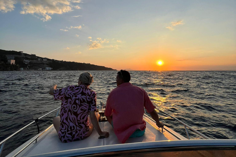 Sorrento: Rondvaart langs de kust bij zonsondergang met aperitiefSorrento: boottocht langs de kust bij zonsondergang met aperitief