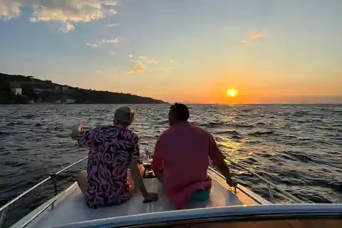 Tour en bateau de la côte au coucher du soleil avec apéritif depuis Sorrente