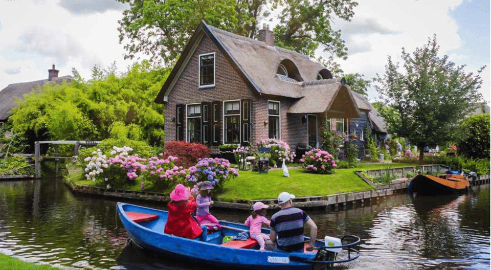 Desde Ámsterdam: excursión de un día con guía a Giethoorn y paseo en barco por el canal