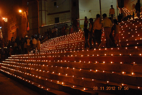 Varanasi Dagtour - Varen, Wandelen, Yoga Tempel, WorstelenVaranasi-dagtocht