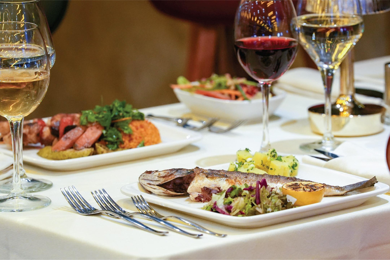 伊斯坦布尔：博斯普鲁斯海峡除夕夜游船晚宴派对伊斯坦布尔：博斯普鲁斯海峡除夕游船晚宴和派对