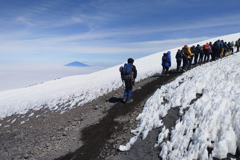 经典乞力马扎罗山马兰古路线徒步经典乞力马扎罗山徒步旅行（马兰古路线）