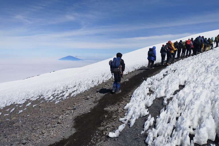 经典乞力马扎罗山马兰古路线徒步经典乞力马扎罗山徒步旅行（马兰古路线）