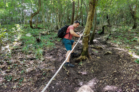 &quot;Caverna Pëllumbas e rio Erzeni: Caminhadas e natação&quot;