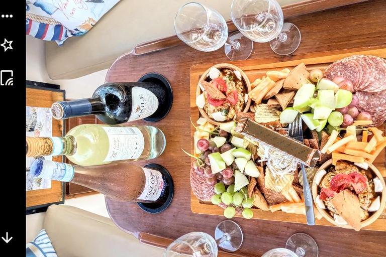 Passeio de barco romântico com vinho e queijo ou jantar surpresaPasseio de barco romântico com vinho e queijo, avistamento de lobos marinhos