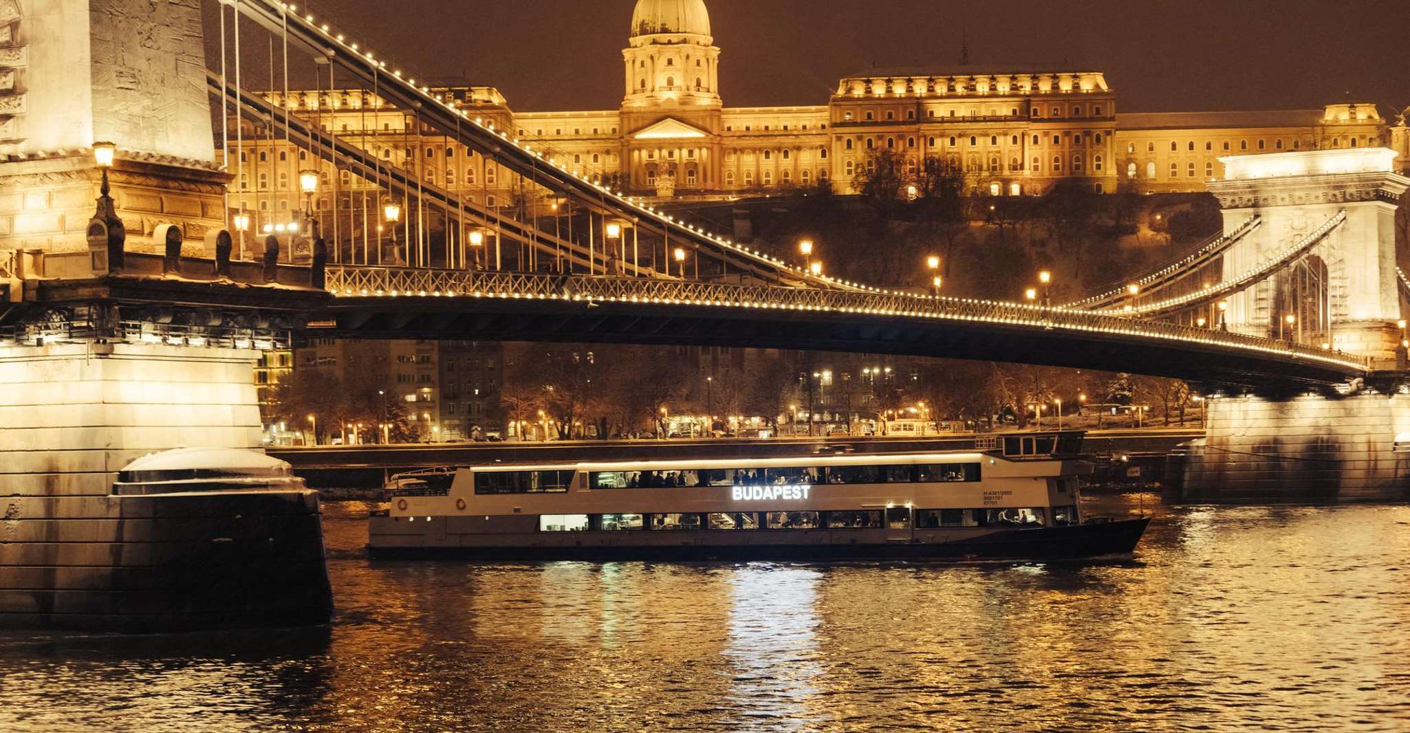 Budapest: By Night Sightseeing Cruise with Welcome Drink photo 9