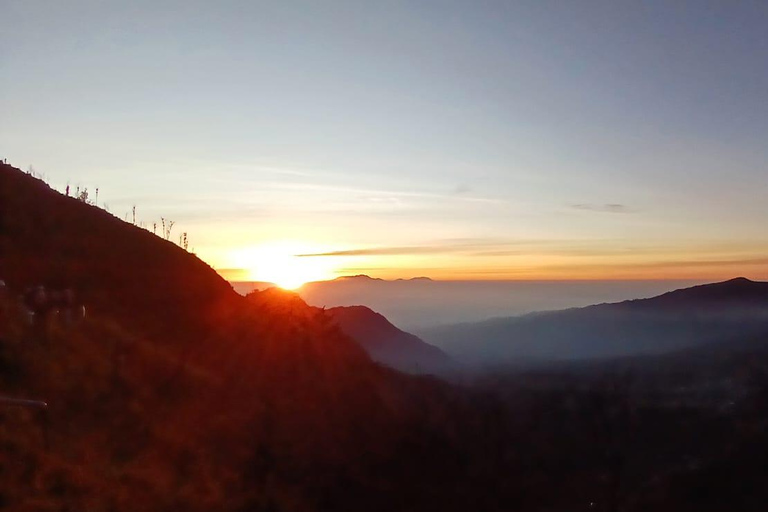 Desde Yogyakarta: Tumpak Sewu y Excursión al Amanecer del Monte BromoVisita compartida con alojamiento y ticket de entrada