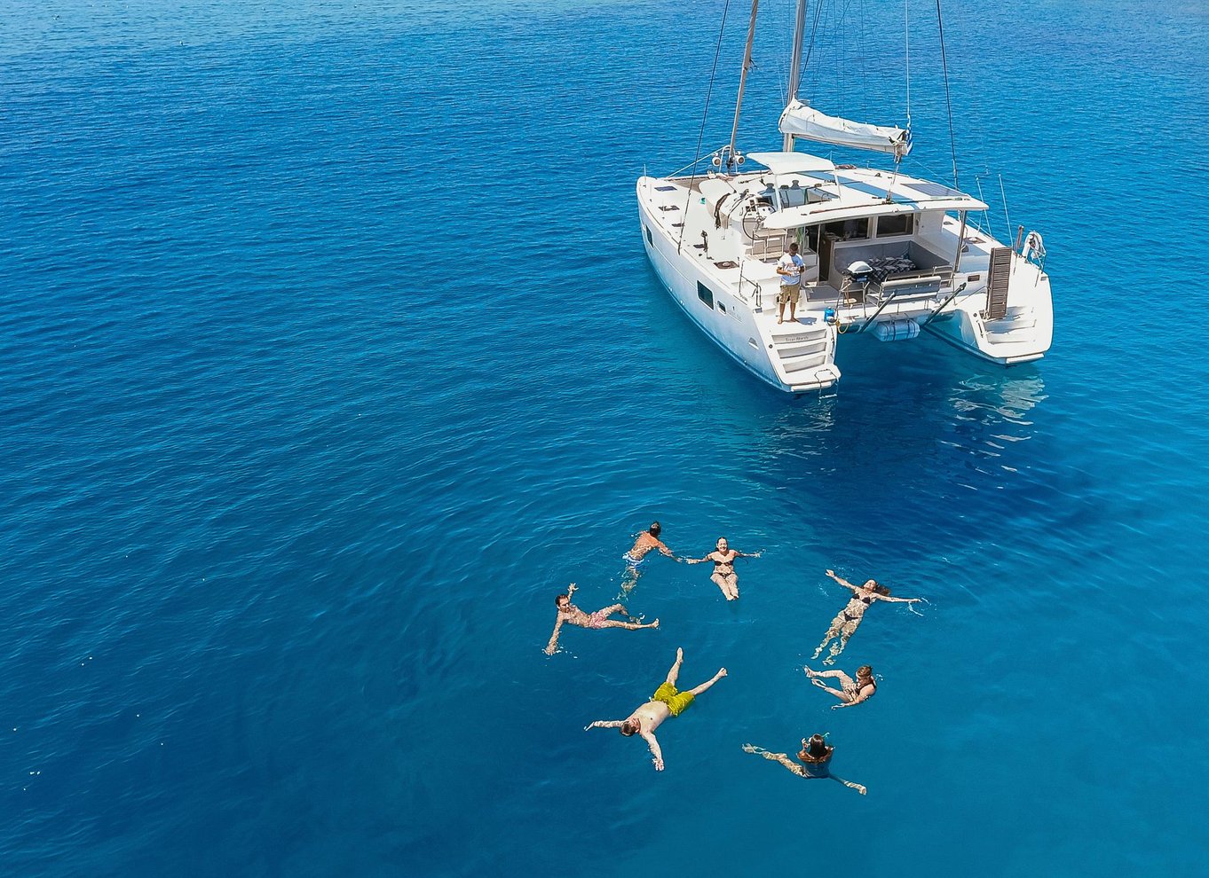 Athen: Riviera Catamaran Cruise med måltid og drikkevarer