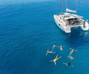Athens: Riviera Catamaran Cruise with Meal and Drinks