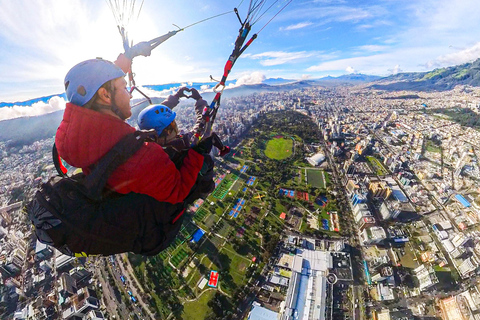 Quito: Paragliding Flight from the Teleférico with 360 Video