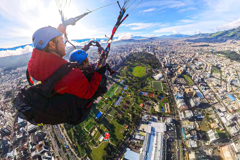 Quito: Paragliding Flight from the Teleférico with 360 Video