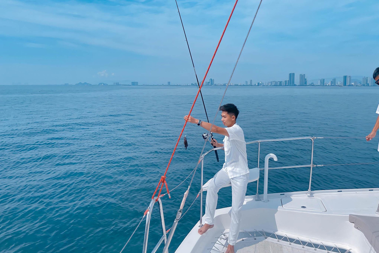 Da Nang: Discover Son Tra Bay on Luxury Sailing Catamaran 2-Hour Luxury Catamaran Scenic Cruise with Drink & Transfer