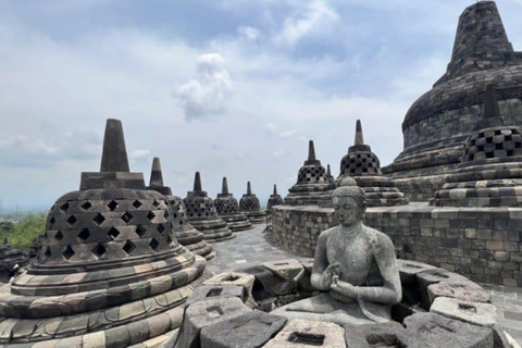 Yogyakarta; pueblos turísticos en bicicleta y templo de Borobudur.