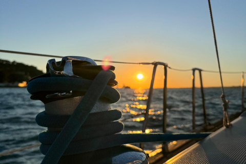 Lisboa: Passeio de Barco ao Pôr-do-Sol no Rio Tejo com Welcome DrinkLisboa: Passeio de barco ao pôr do sol no rio Tejo com Welcome Drink