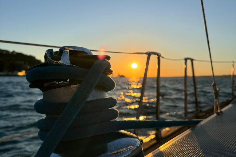 Lisboa: Passeio de Barco ao Pôr-do-Sol no Rio Tejo com Welcome DrinkLisboa: Passeio de barco ao pôr do sol no rio Tejo com Welcome Drink