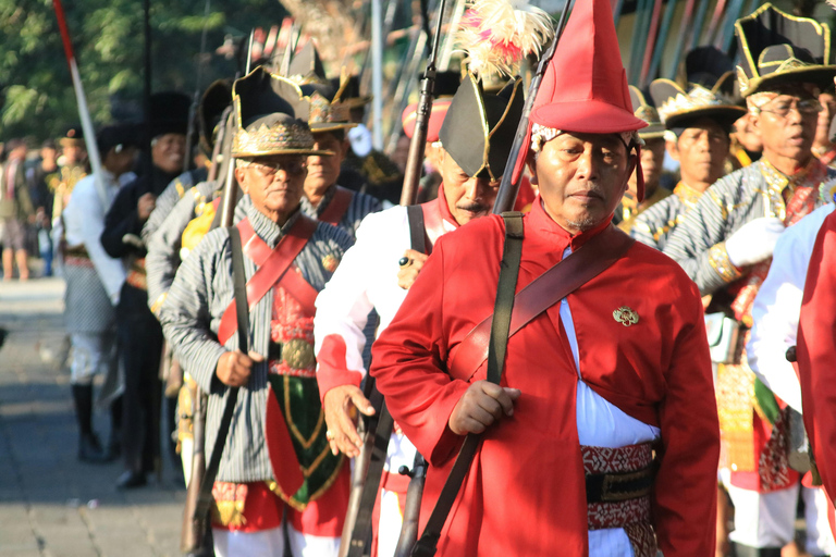 Yogyakarta : Tour a pie y degustación gastronómica en el interior del PalacioYogyakarta : Tour a pie y degustación gastronómica por el interior del Palacio