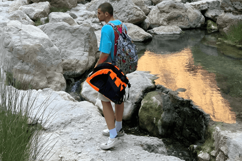 Från Muscat: Heldagsutflykt till Wadi Shab och Bimmah SinkholeWadi Shab &amp; Bimmah Sinkhole Tour med hämtning på hotell