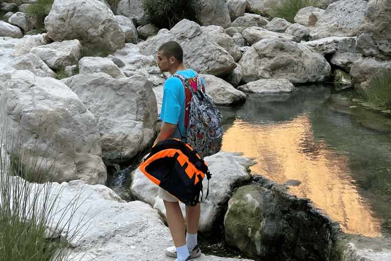 Från Muscat: Heldagsutflykt till Wadi Shab och Bimmah SinkholeWadi Shab &amp; Bimmah Sinkhole Tour med hämtning på hotell