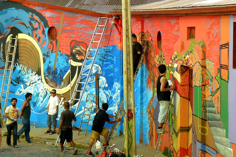 Paint a piece of urban art in Valparaíso Paint graffiti in the capital of urban art.
