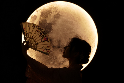 Kanazawa: Selfie-fotoupplevelse med uthyrning av kimono - Moon