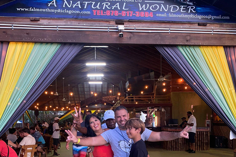 De Montego Bay: Excursão noturna particular à Lagoa Mística de FalmouthDe Montego Bay: Passeio noturno na lagoa mística de Falmouth