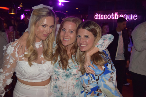 卡迪夫：导游陪同酒吧巡游，包含畅饮和夜店入场券Cardiff: Guided Bar Crawl with Shots and Nightclub Entry