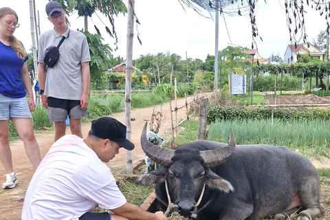 Hoi An: Tra Que Village, Duck Stop, and Sunset Bike Tour