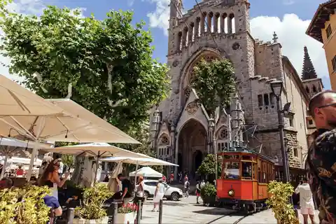 Från Alcúdia: Halvdagstur med tåg och spårvagn till Soller