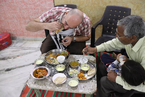 Jantar tradicional privado com uma família indiana em Udaipur