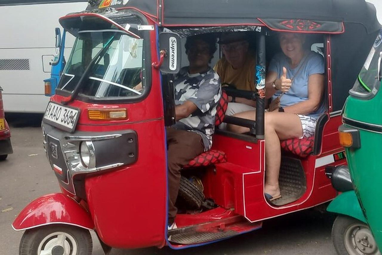 Kandy: City Tour by Tuk Tuk with Local Food Stop