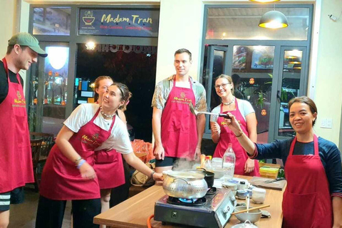 Hue: Aula de culinária com uma família localAula de culinária com visita ao mercado