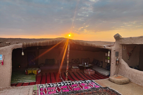 Marrakech: Cena nel deserto di Agafay con giro in cammello al tramontoMarrakech: escursione nel deserto di Agafay con giro in cammello e spettacolo di fuoco