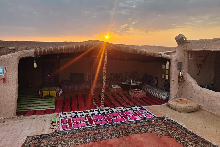 Marrakech: Cena nel deserto di Agafay con giro in cammello al tramontoMarrakech: escursione nel deserto di Agafay con giro in cammello e spettacolo di fuoco