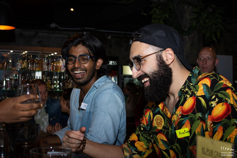 Kuala Lumpur: pub crawl in 3 locali con drinkKuala Lumpur: pub crawl serale in 3 locali con bevande