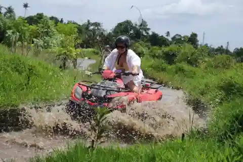 Passeio de quadriciclo na selva com piscina infinita em Bali