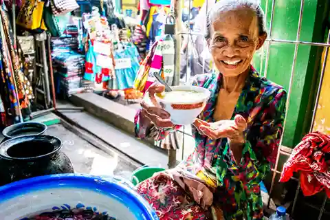 Yogyakarta: Excursão a pé de 3 horas com degustação de comida de rua