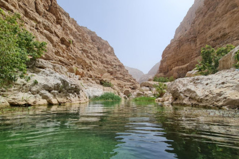 Desde Mascate: Excursión de un día a Wadi Shab y el sumidero de Bimah