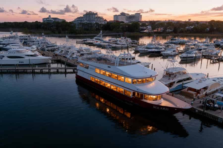 Destin: Sonnenuntergangs-Dinner-Kreuzfahrt mit Live-Musik. Foto: GetYourGuide