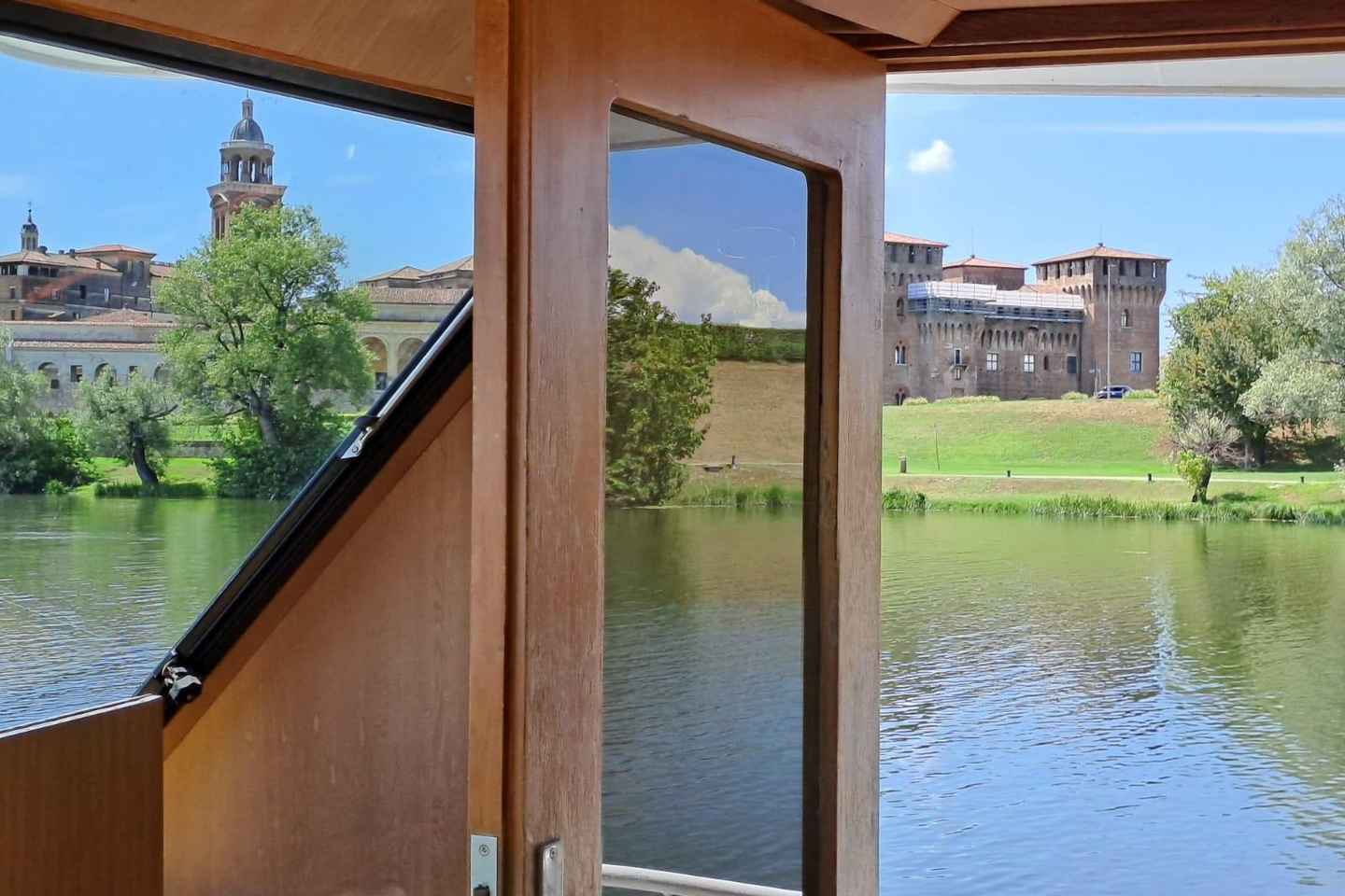 Mantua: Guided Panoramic Boat Tour "City, Lakes, and Natural Park"