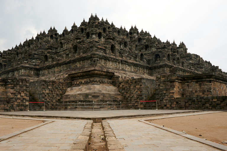 Visita a Borobudur: garante a subida ao topo da estrutura do templo