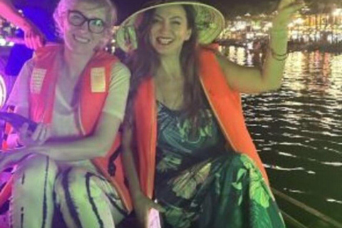 Hoi An: Private night boat Trip & release lantern on river